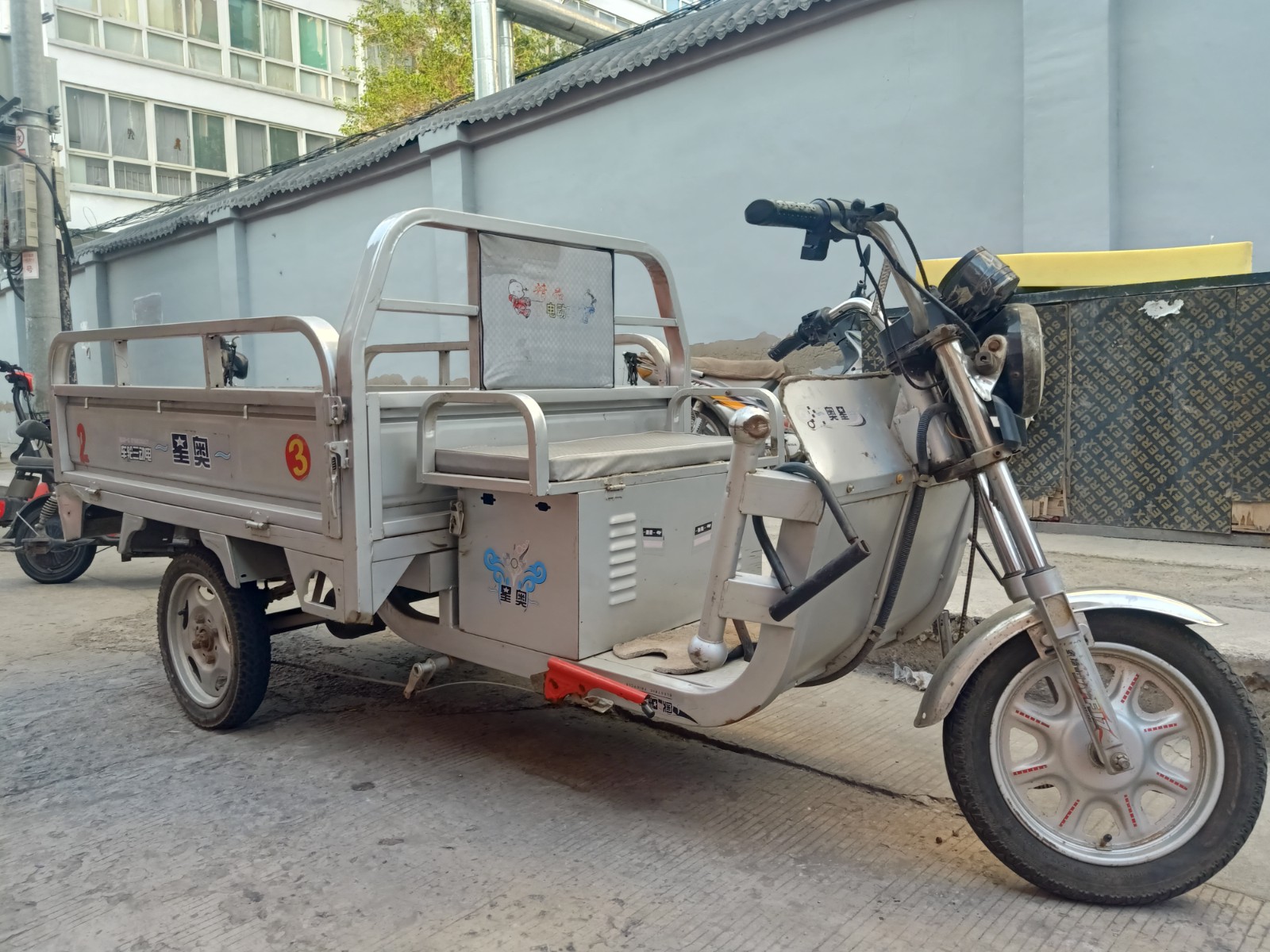 电动三轮车 城市短途运输的绿色新选择